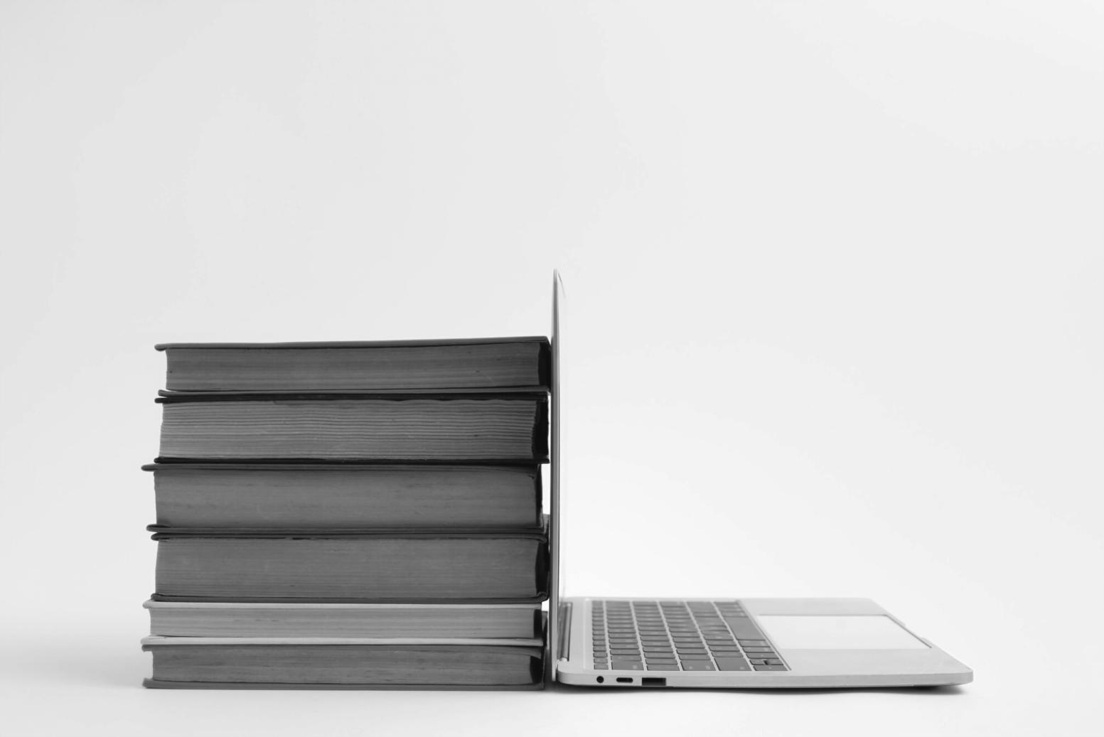 Analyse financière détaillée sur bureau avec graphiques et calculatrice